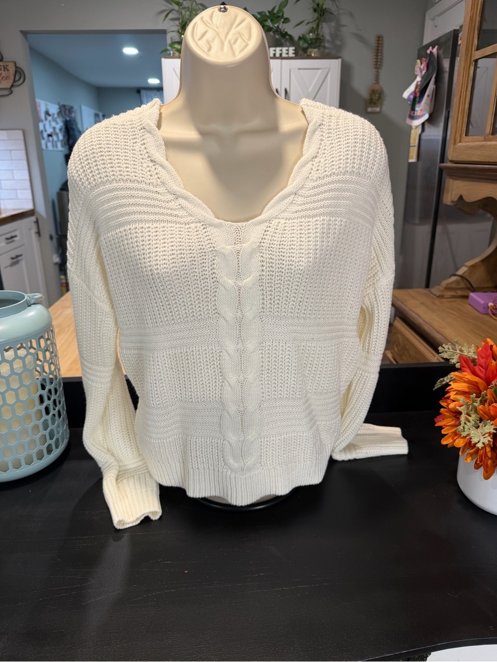 Título: Ivory Knit Sweater with Lace-Up Back Detail (Style J4F0011S)